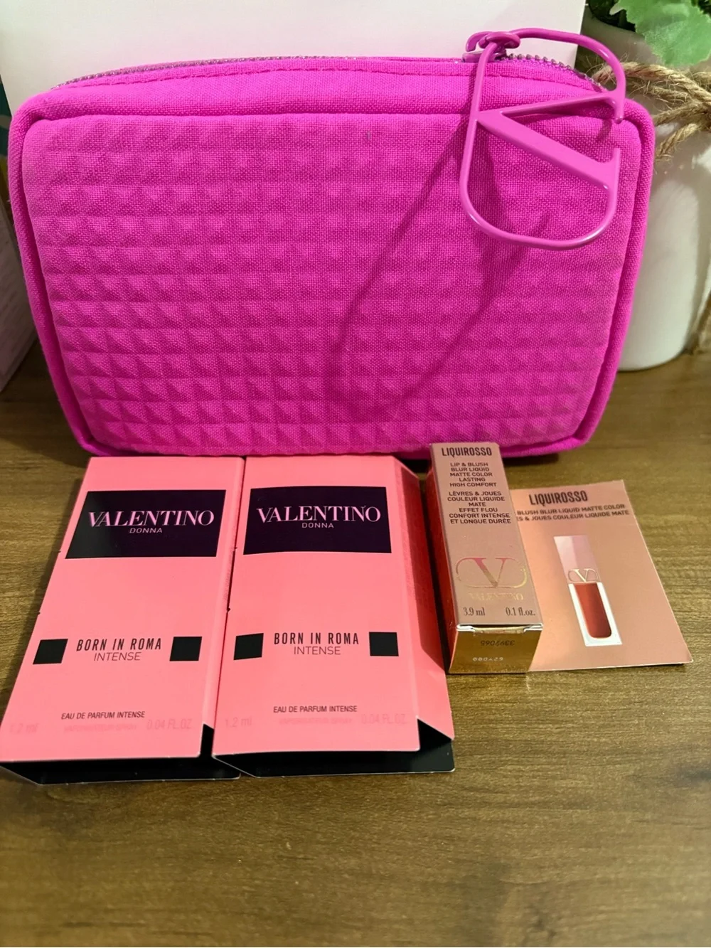 Valentino Bundle Makeup Pouch Mini Liquirosso Matte Lip Blush Blur Born in Roma